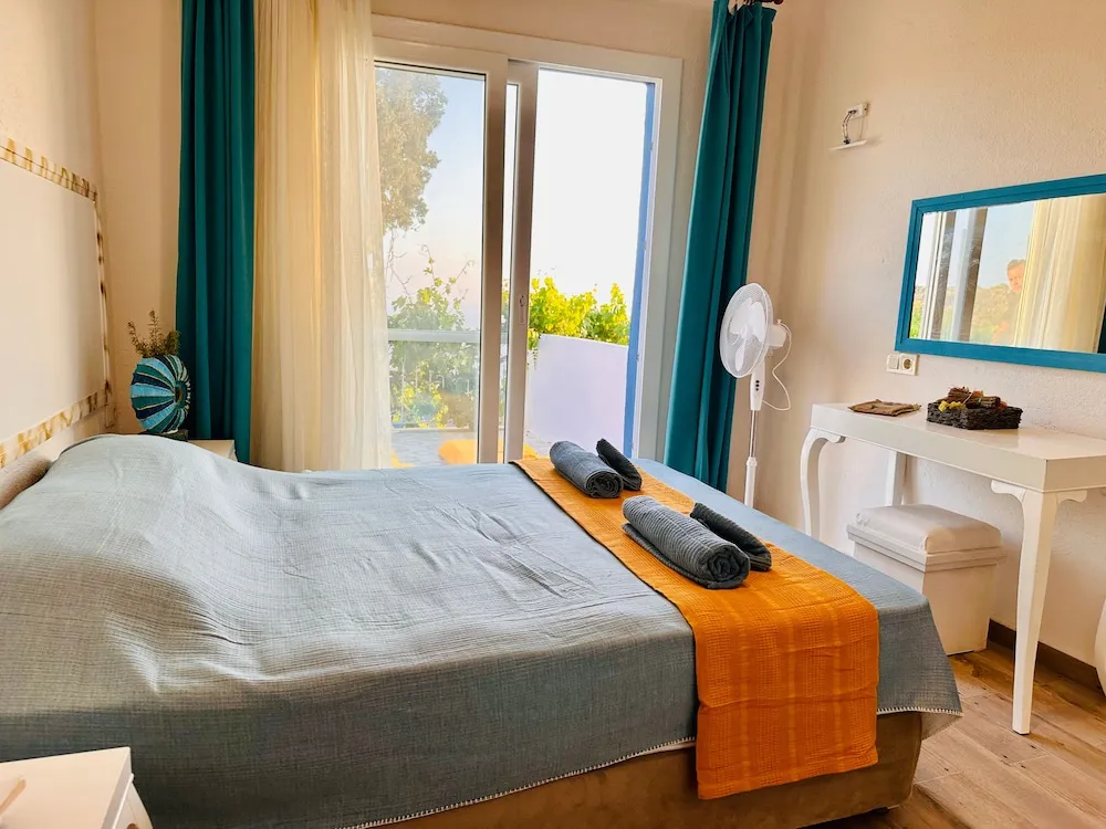 Comfort Tek Büyük Yataklı Oda, 1 Büyük (Queen) Boy Yatak, Teras, Deniz Manzaralı