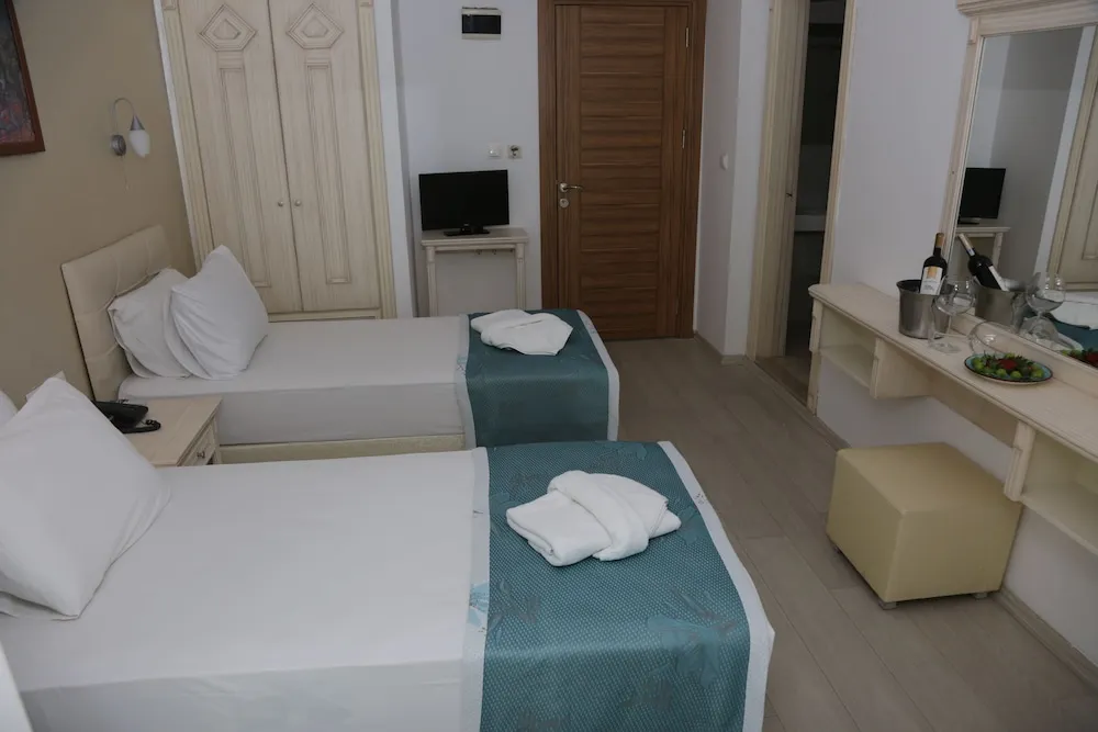 Standard Tek Büyük veya İki Ayrı Yataklı Oda, Kısmi Deniz Manzaralı
