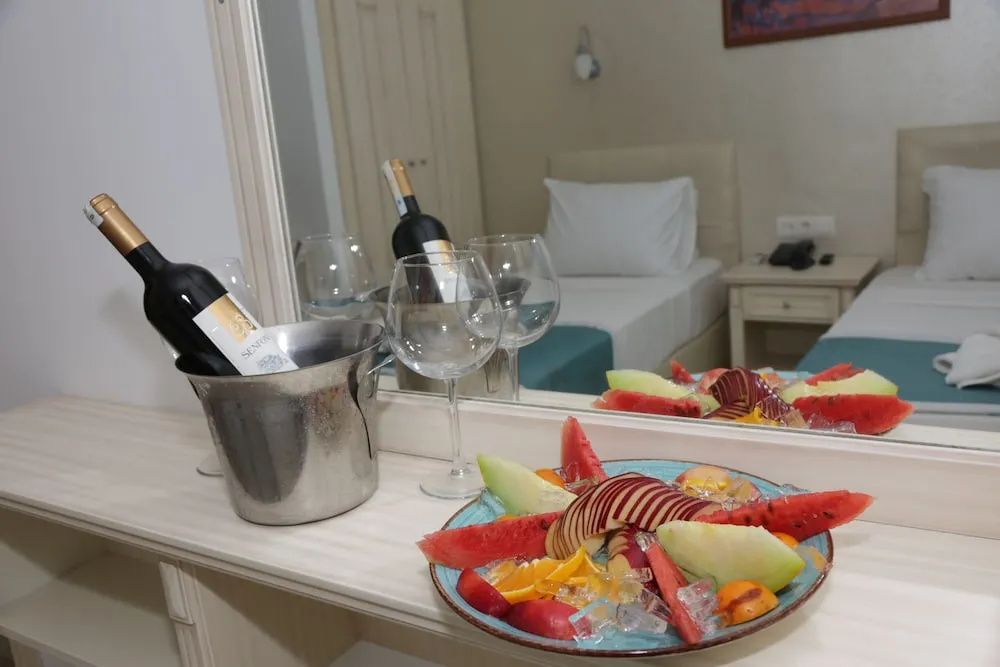 Standard Tek Büyük veya İki Ayrı Yataklı Oda, Kısmi Deniz Manzaralı
