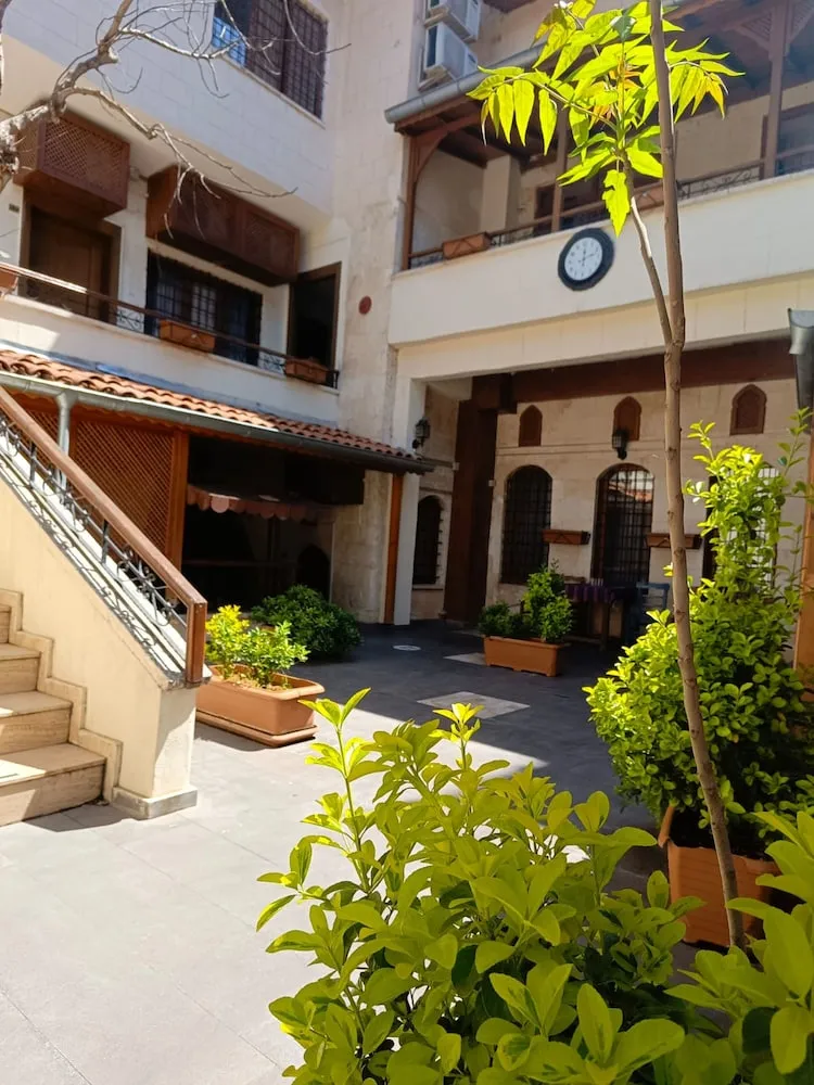 Family Üç Kişilik Oda, Avlu Manzaralı