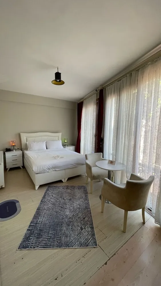 Honeymoon Tek Büyük Yataklı Oda