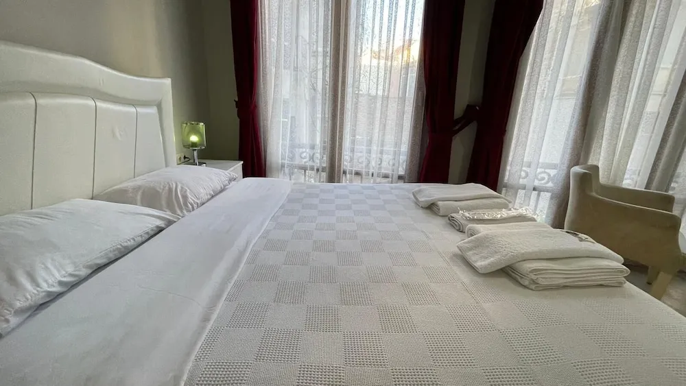 Honeymoon Tek Büyük Yataklı Oda