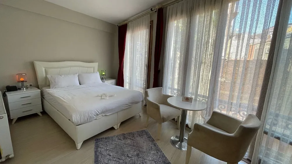 Honeymoon Tek Büyük Yataklı Oda