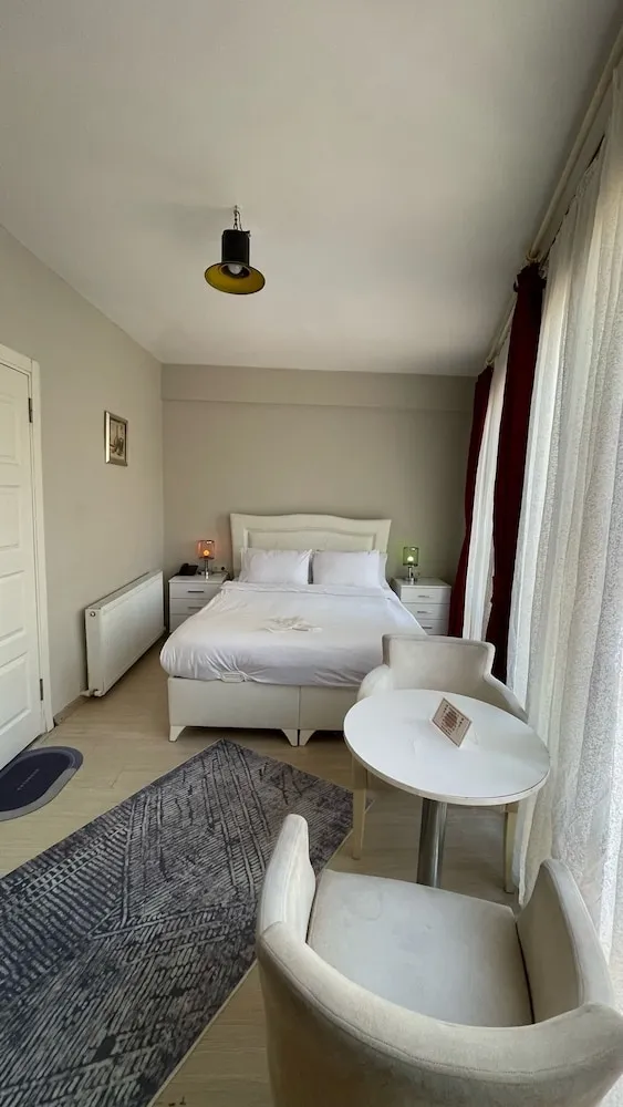 Honeymoon Tek Büyük Yataklı Oda