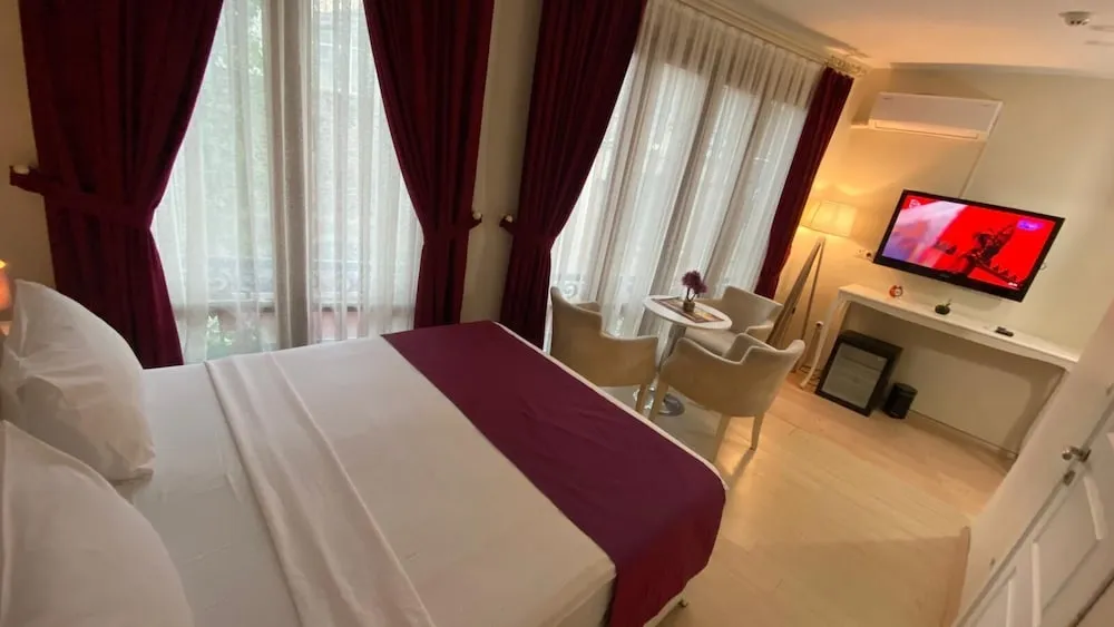 Honeymoon Tek Büyük Yataklı Oda