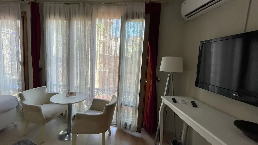 Honeymoon Tek Büyük Yataklı Oda