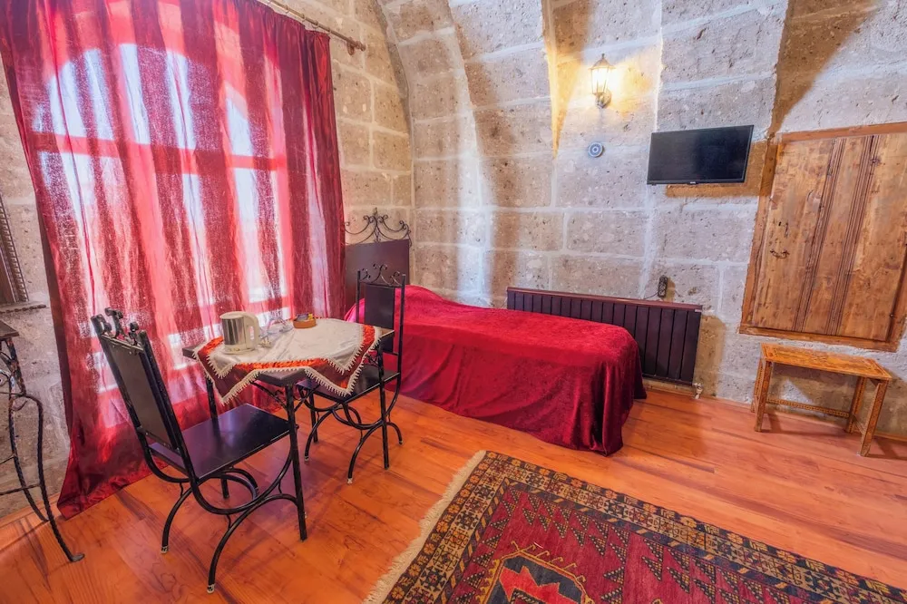 Traditional Büyük Yataklı Tek Kişilik Oda