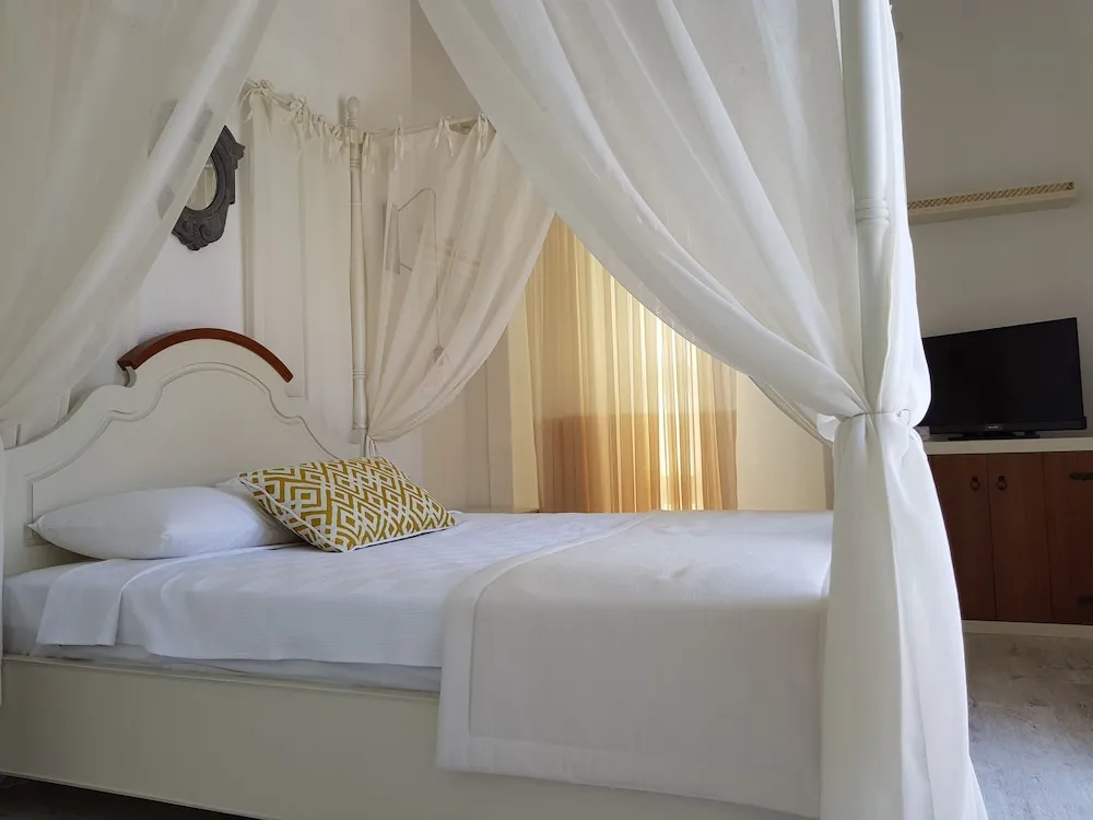 Superior Tek Büyük Yataklı Oda, 1 Büyük (Queen) Boy Yatak, Balkon, Havuz Manzaralı