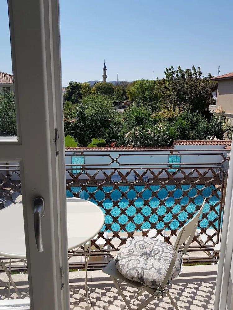 Signature Tek Büyük Yataklı Oda, 1 Büyük (Queen) Boy Yatak ve Çekyat, Balkon, Havuz Manzaralı