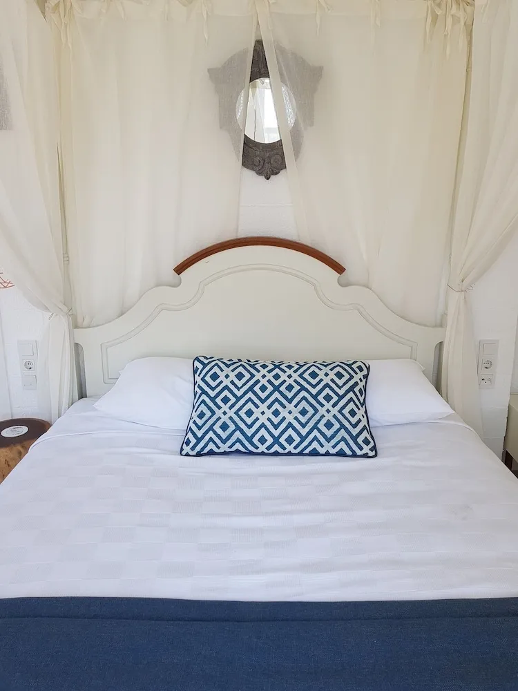 Signature Tek Büyük Yataklı Oda, 1 Büyük (Queen) Boy Yatak ve Çekyat, Balkon, Havuz Manzaralı