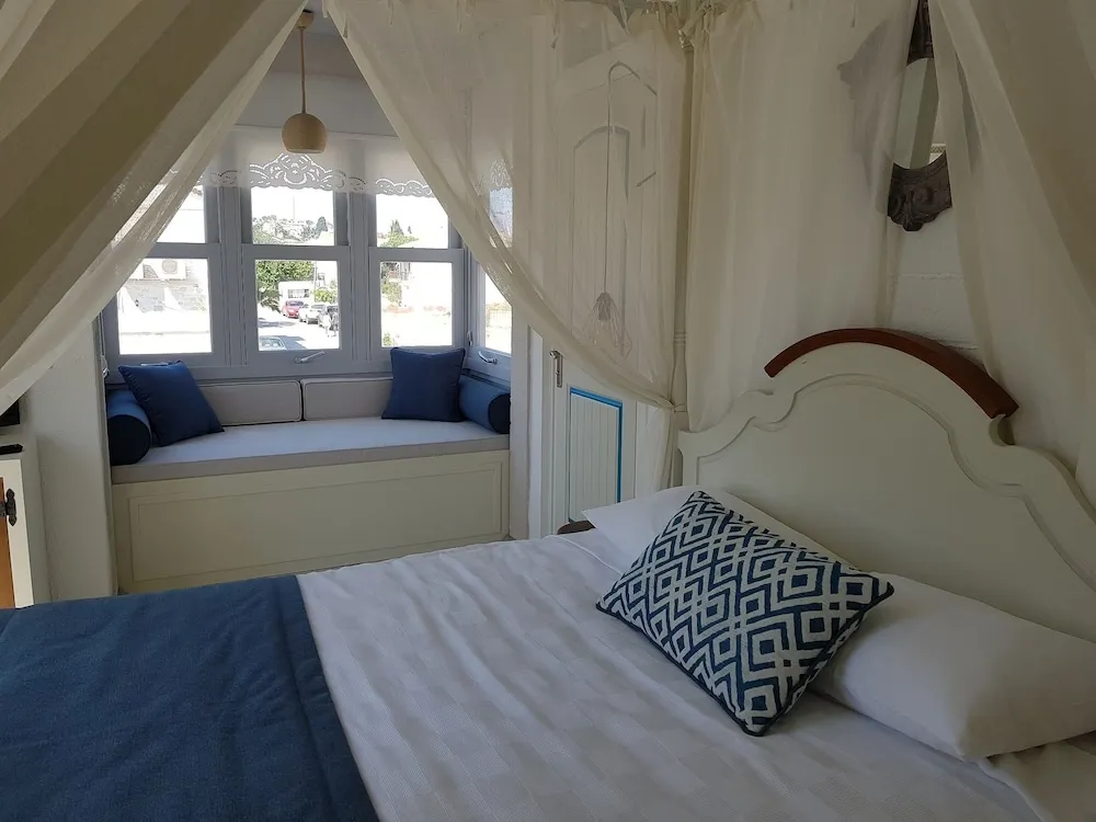 Signature Tek Büyük Yataklı Oda, 1 Büyük (Queen) Boy Yatak ve Çekyat, Balkon, Havuz Manzaralı