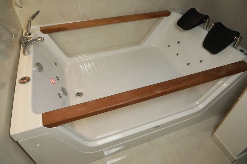 Deluxe Tek Büyük Yataklı Oda, Küvet