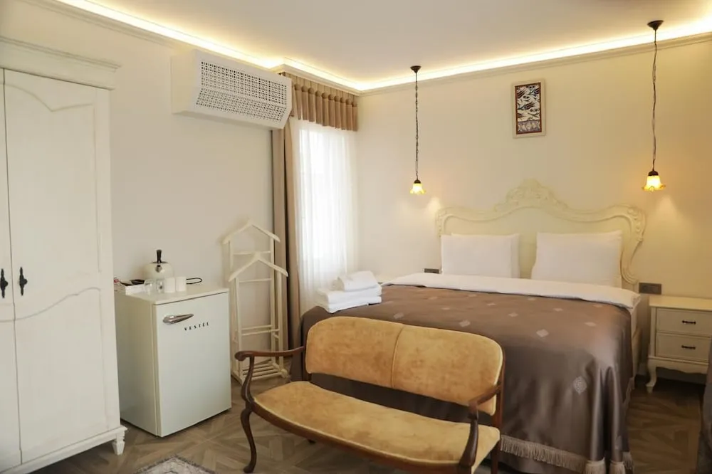 Deluxe Tek Büyük veya İki Ayrı Yataklı Oda, Kısmi Göl Manzaralı