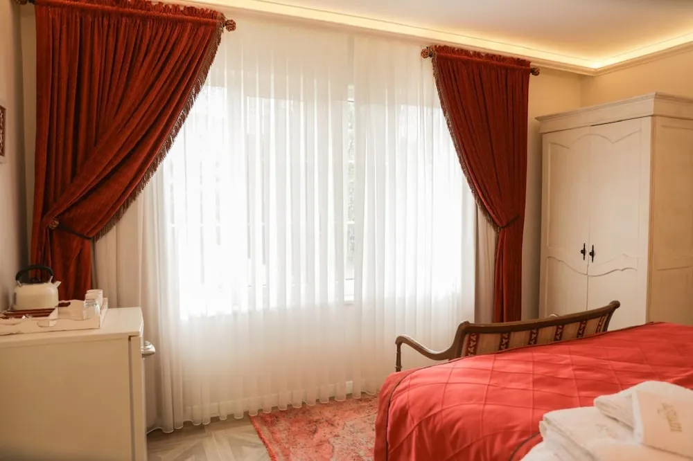 Standard Tek Büyük veya İki Ayrı Yataklı Oda, Bahçe Manzaralı