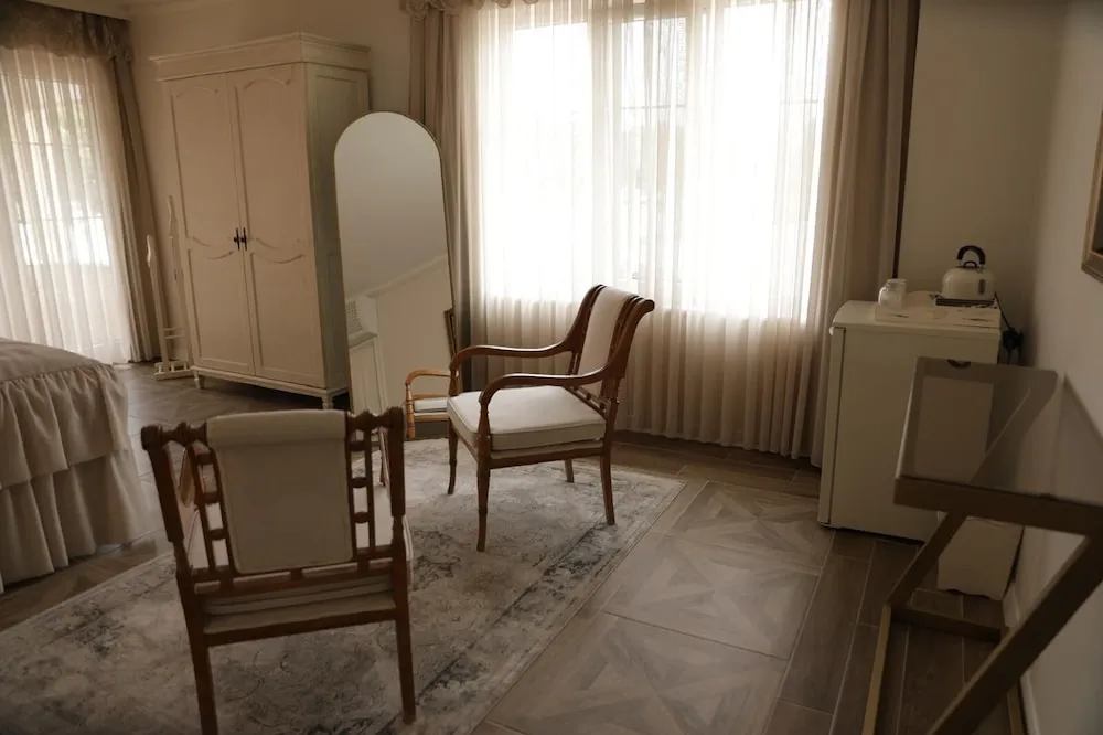 Deluxe Tek Büyük veya İki Ayrı Yataklı Oda, Balkon, Göl Manzaralı