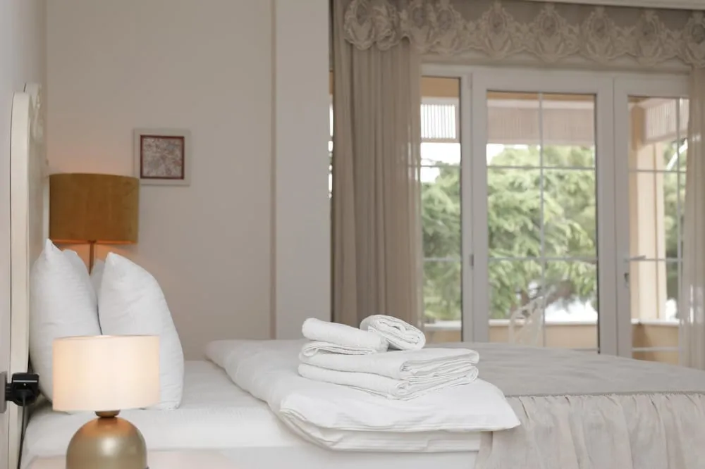 Deluxe Tek Büyük veya İki Ayrı Yataklı Oda, Balkon, Göl Manzaralı