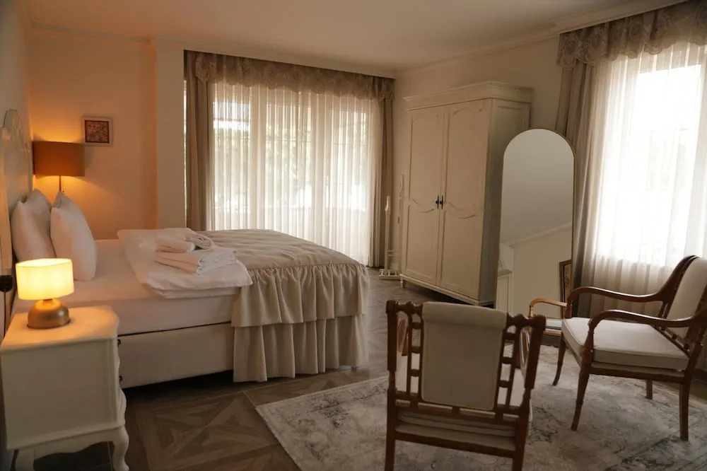 Deluxe Tek Büyük veya İki Ayrı Yataklı Oda, Balkon, Göl Manzaralı