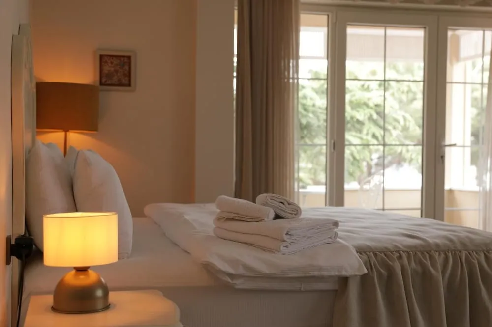 Deluxe Tek Büyük veya İki Ayrı Yataklı Oda, Balkon, Göl Manzaralı