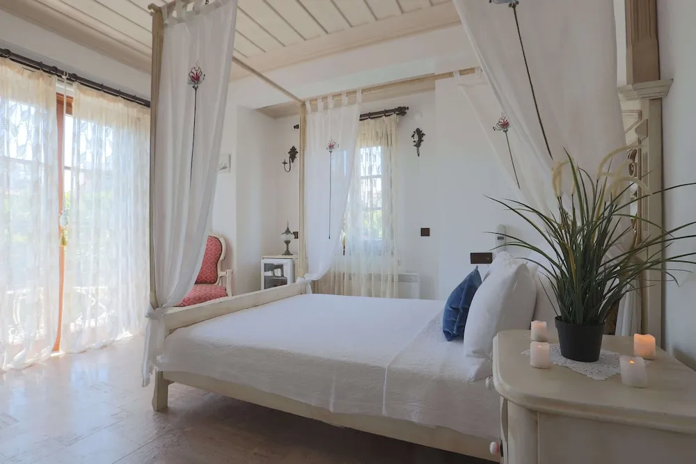 Deluxe Tek Büyük Yataklı Oda, 1 Çift Kişilik Yatak, Kısmi Deniz Manzaralı