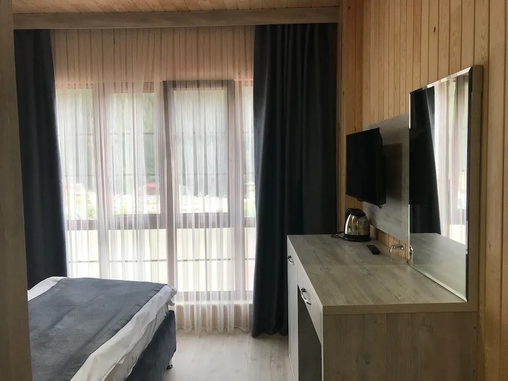 Tek Büyük Yataklı Oda, 1 Çift Kişilik Yatak, Buzdolabı, Göl Manzaralı