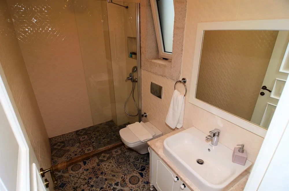 Standard Üç Kişilik Oda, Havuz Manzaralı