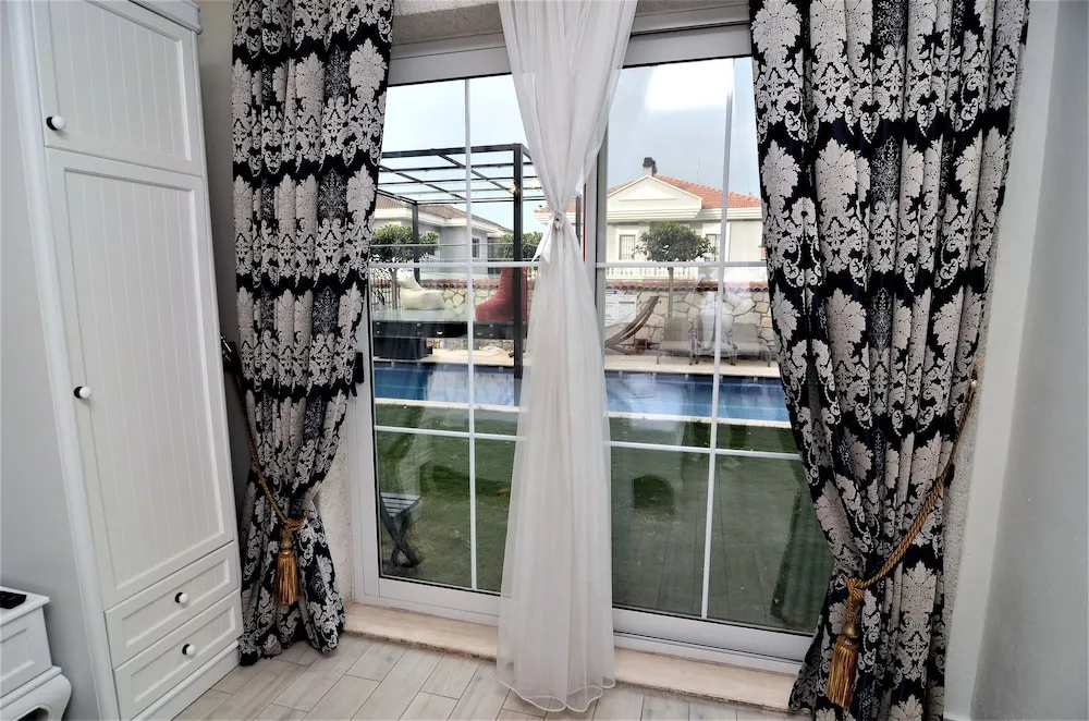 Standard Üç Kişilik Oda, Havuz Manzaralı