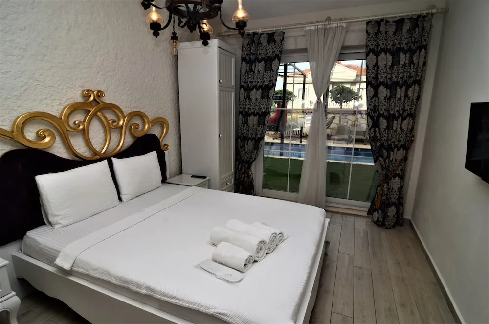 Standard Üç Kişilik Oda, Havuz Manzaralı