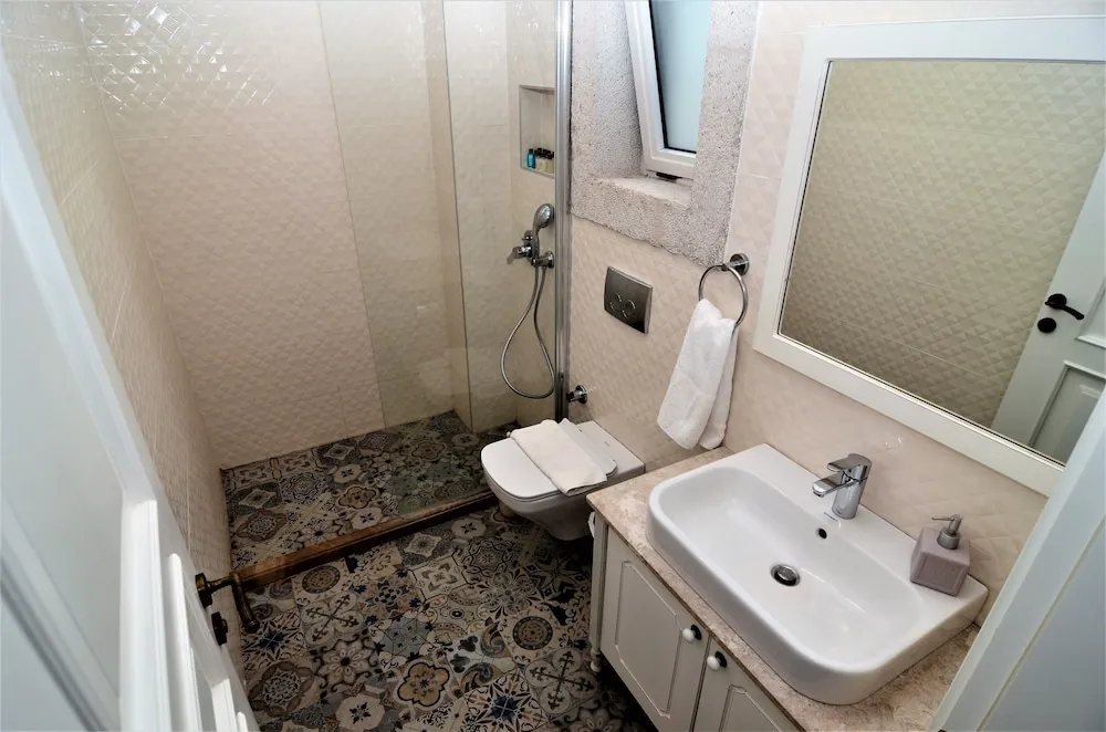 Standard Üç Kişilik Oda, Havuz Manzaralı