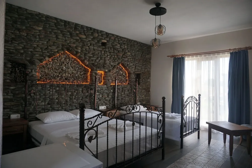 Üç Kişilik Oda