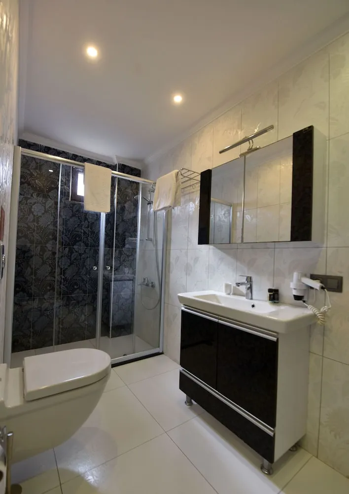 Deluxe Tek Büyük Yataklı Oda, Kısmi Deniz Manzaralı