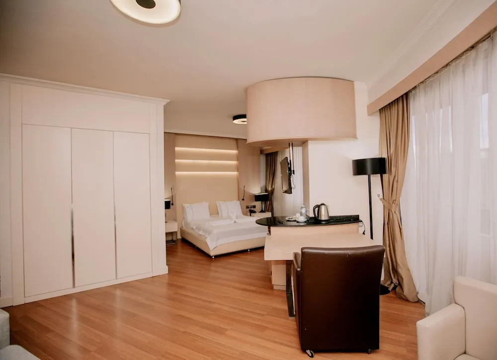 Aile Odası, Şehir Manzaralı