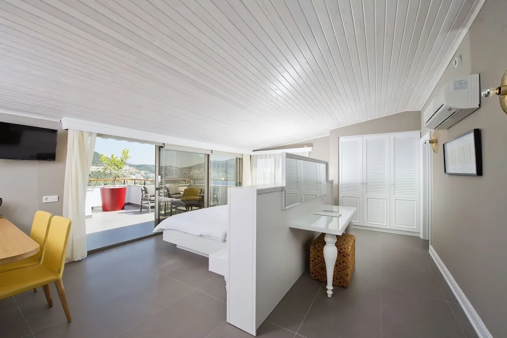 Penthouse Suite with Sea and Pool View