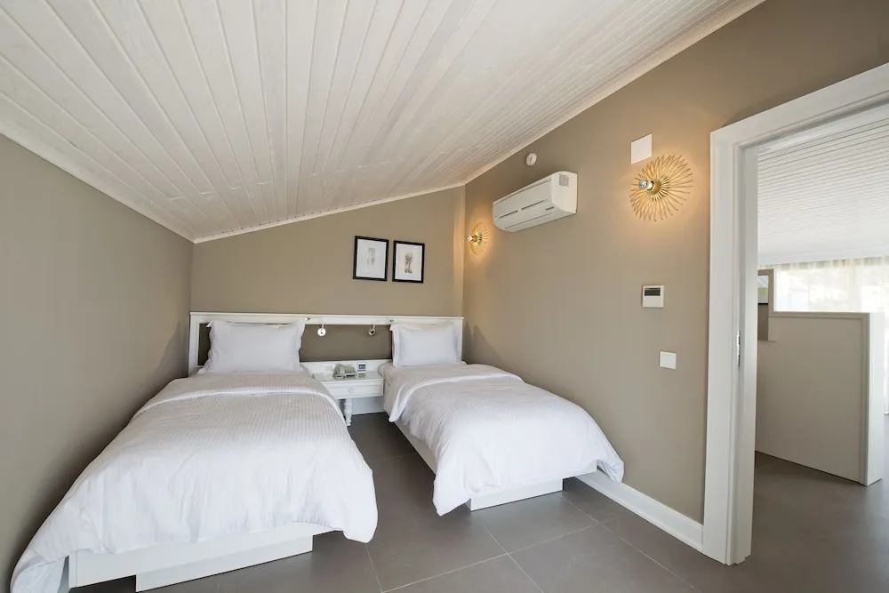 Penthouse Suite with Sea and Pool View