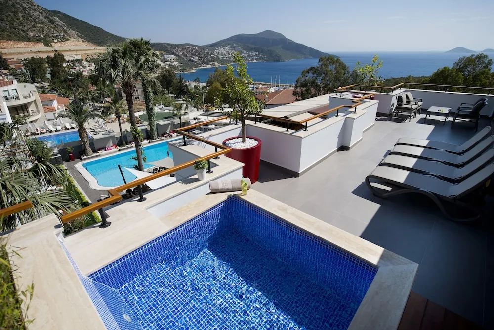 Penthouse Suite with Sea and Pool View