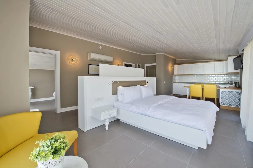 Penthouse Suite with Sea and Pool View