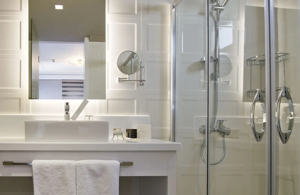 Superior Suite with Sea and Pool View