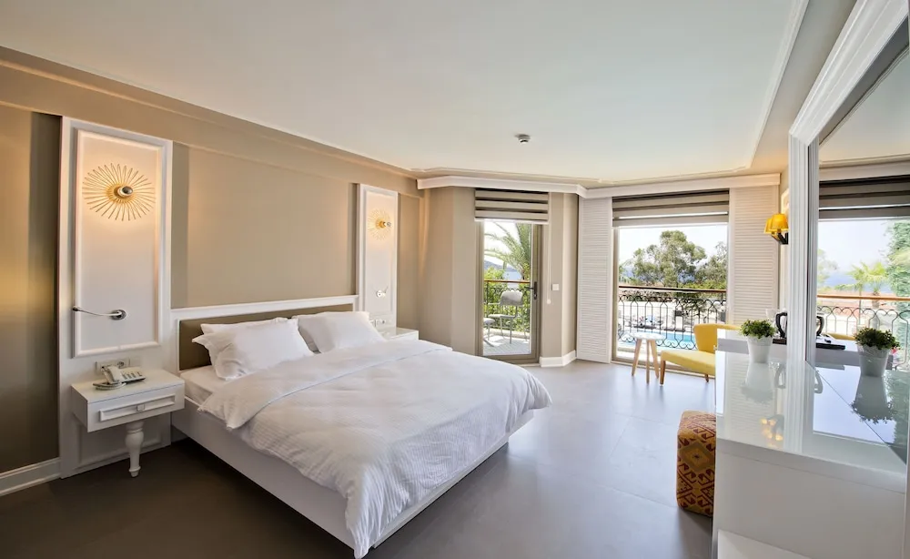 Superior Suite with Sea and Pool View