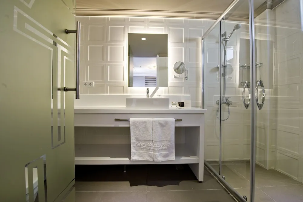 Superior Suite with Sea and Pool View