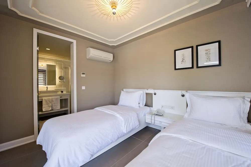 Superior Suite with Sea and Pool View