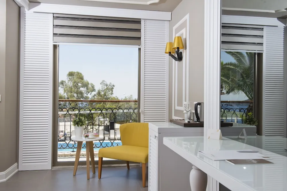 Superior Suite with Sea and Pool View