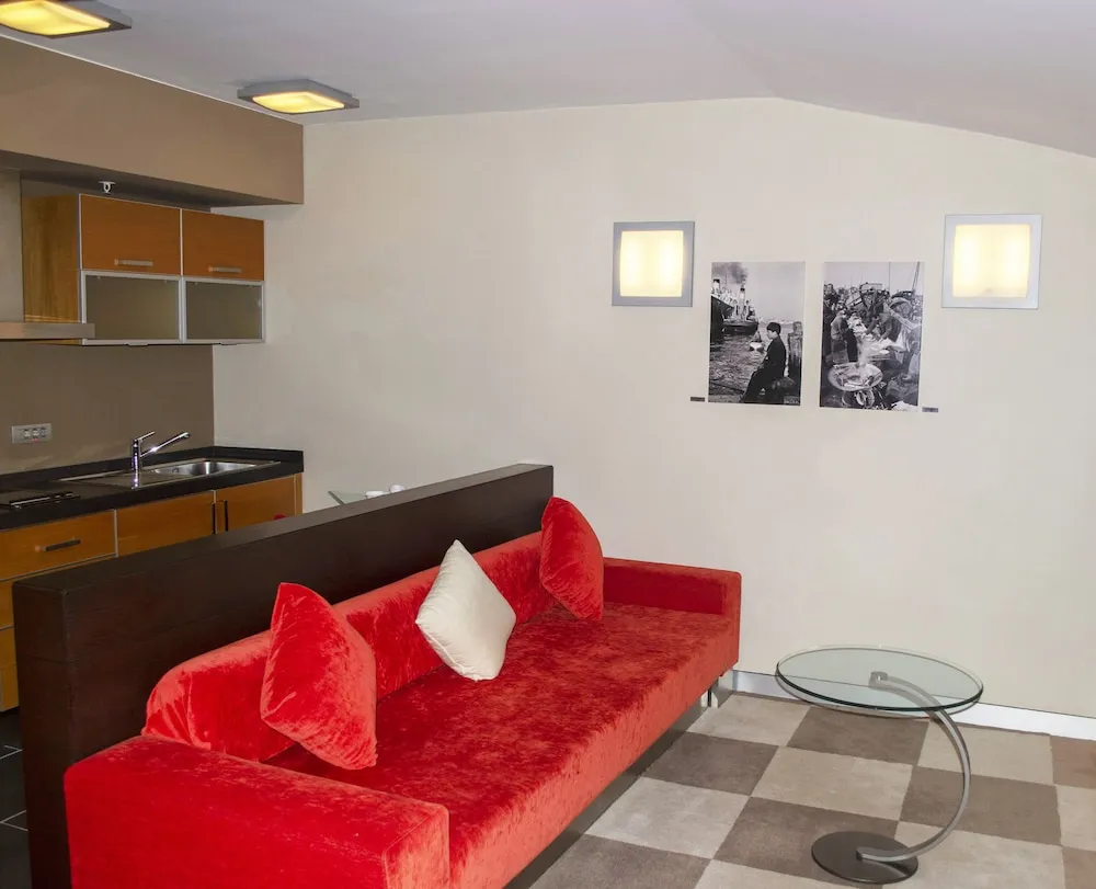 Executive Senior Suite with Kitchenette & Lounge Access