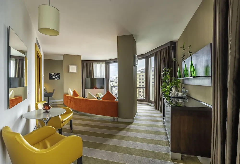 Executive Senior Suite with Lounge Access