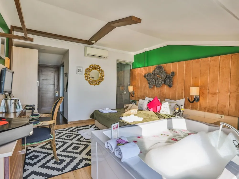 Suite Room With Jacuzzi