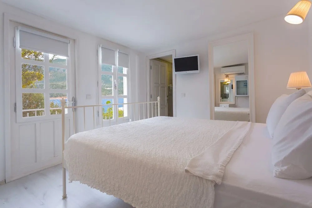 Bungalov Bahce ve Deniz Manzarali Oda