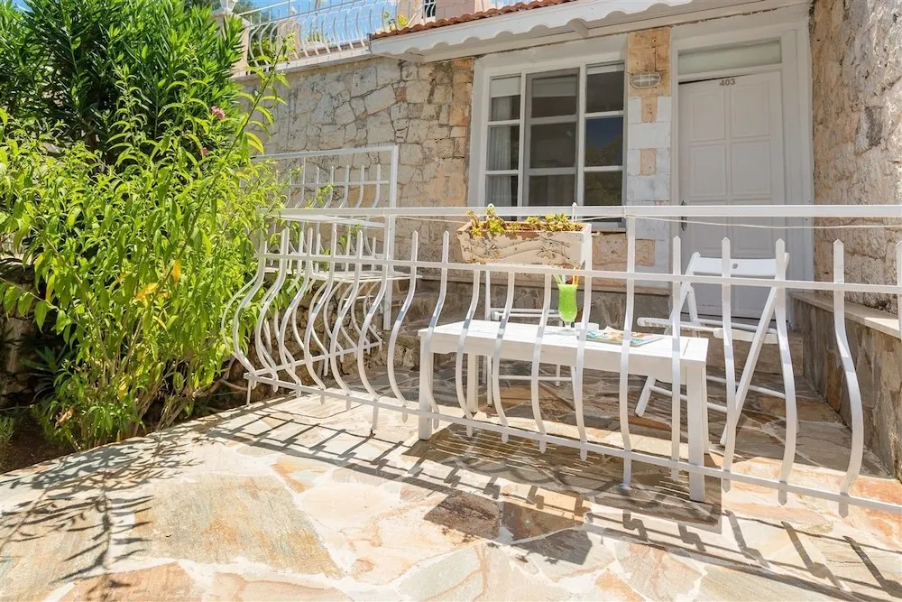 Bungalov Bahce ve Deniz Manzarali Oda