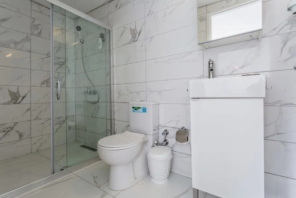 Bungalov Bahce ve Deniz Manzarali Oda