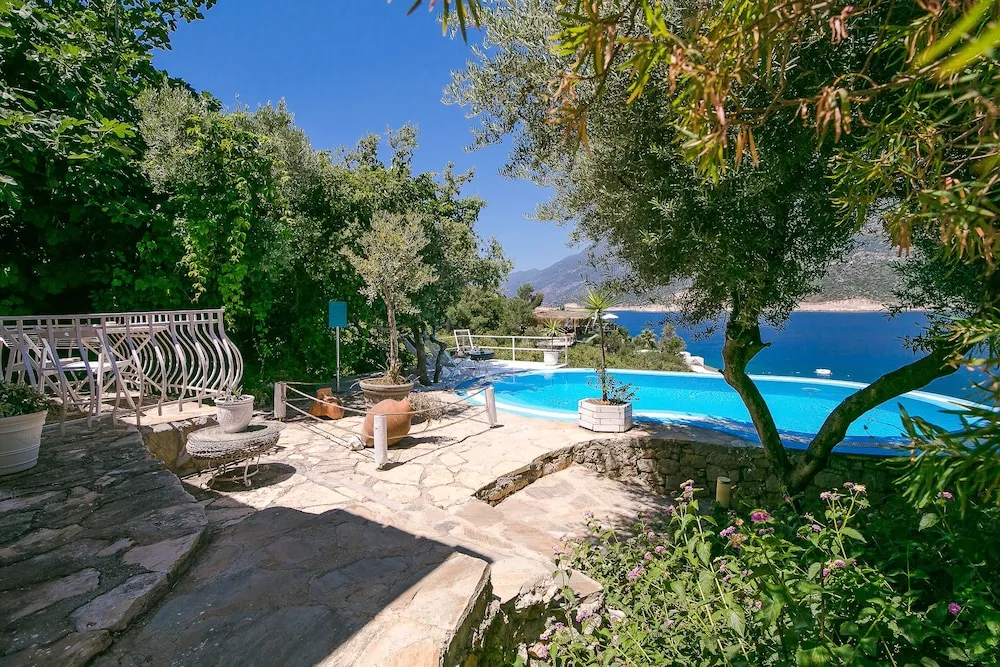 Bungalov Bahce ve Deniz Manzarali Oda