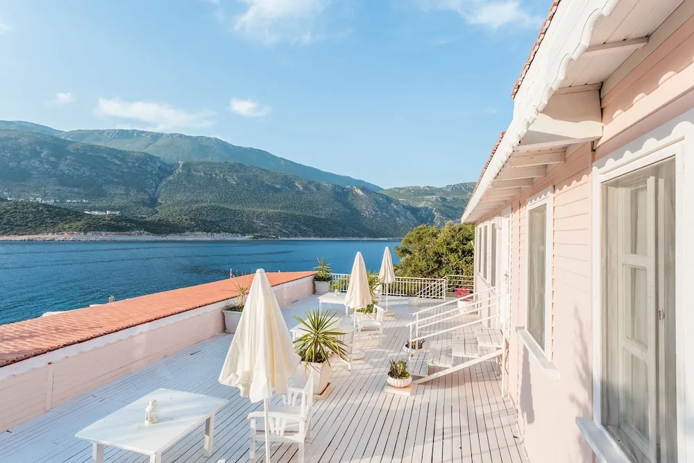 Bungalov Bahce ve Deniz Manzarali Oda