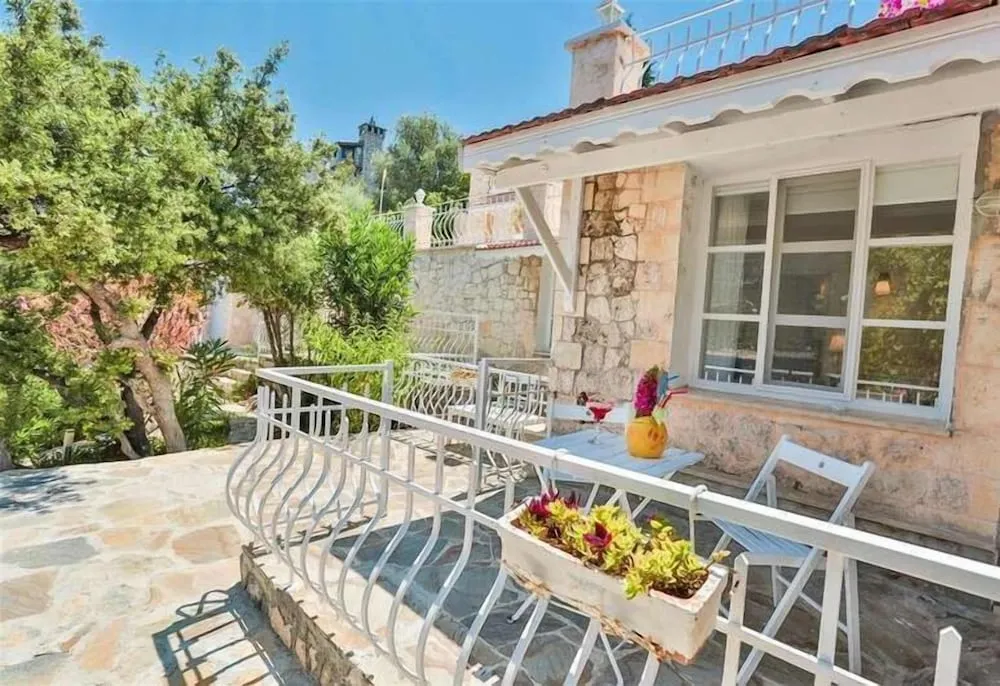 Bungalov Bahce ve Deniz Manzarali Oda