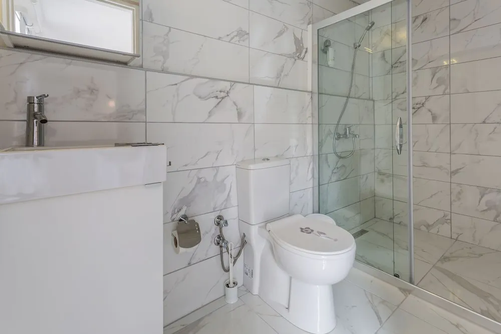 Bungalov Bahce ve Deniz Manzarali Oda